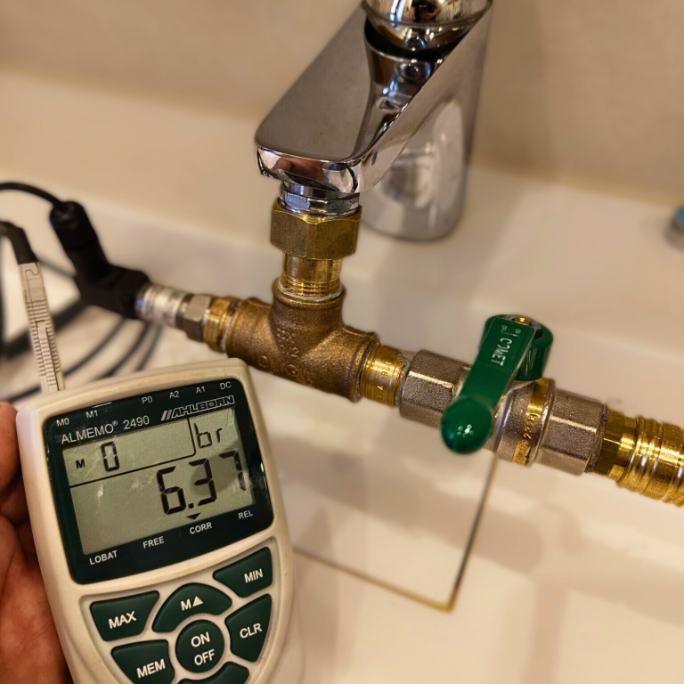 Druckprüfung An eine Armatur wird eine Druckprüfung gemacht