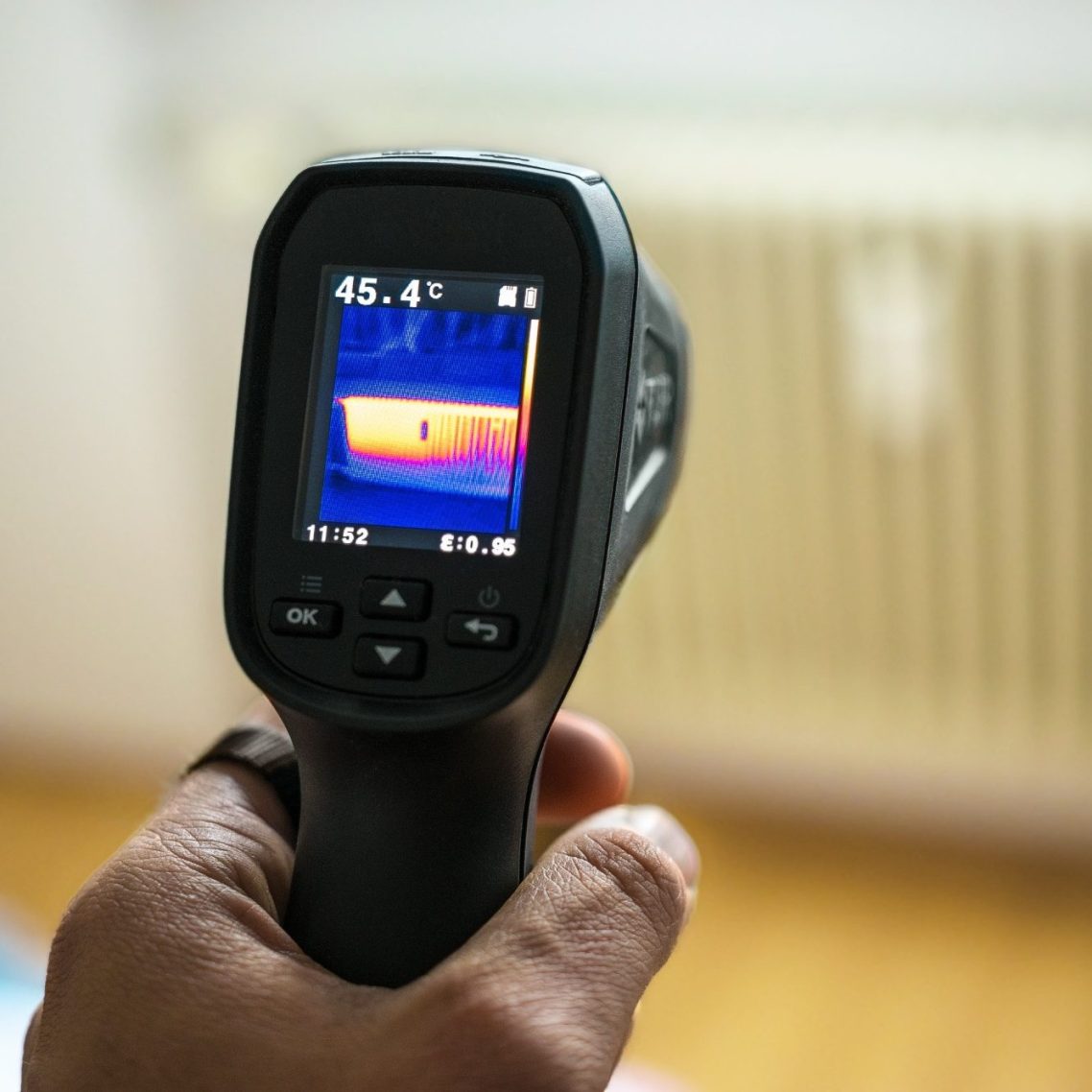 Hand hält eine Wärmebildkamera
