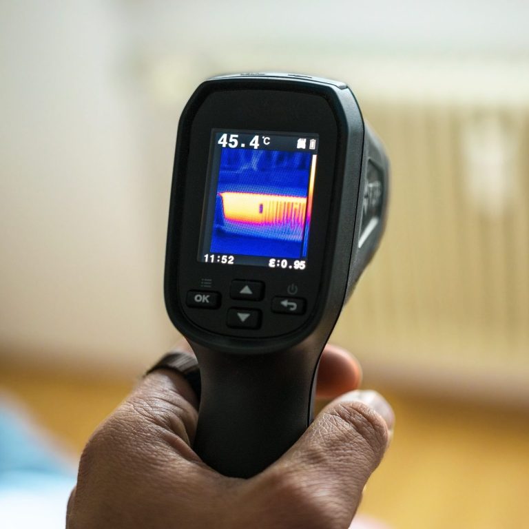 Thermografie Hand hält Wärmebildkamera