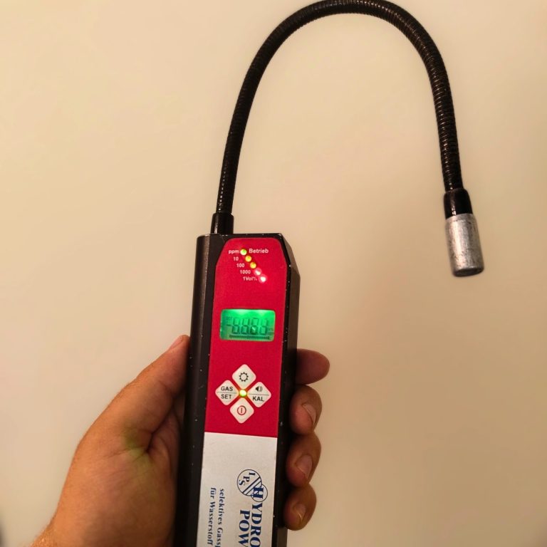 Gas-Spürverfahren Hand hält Gas-Spürgerät